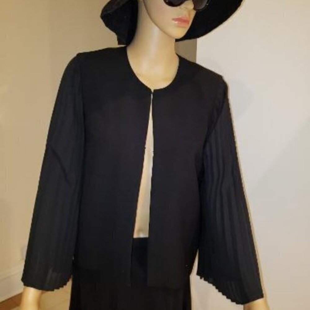 Black Blazer With Pleated Long Slevees